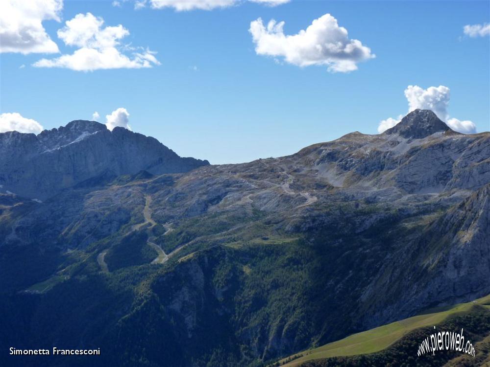 23 Le piste sciistiche di Colere spoglie del loro mantello bianco.JPG